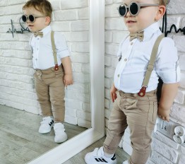 Komplet elegancki z szelkami i muszką biała koszula i beżowe spodnie