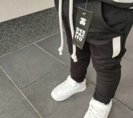 Bawełniane spodnie Despacito 'basic' z przeszyciami na kolanach czarny