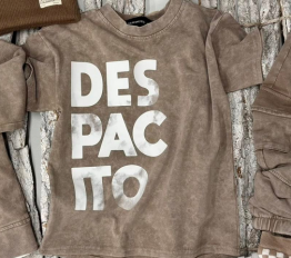 T-shirt dekatyzowany z logo 'despacito' - efekt vintage beż
