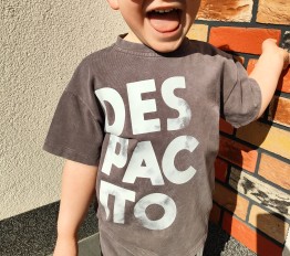 T-shirt dekatyzowany z logo 'despacito' - efekt vintage kakao